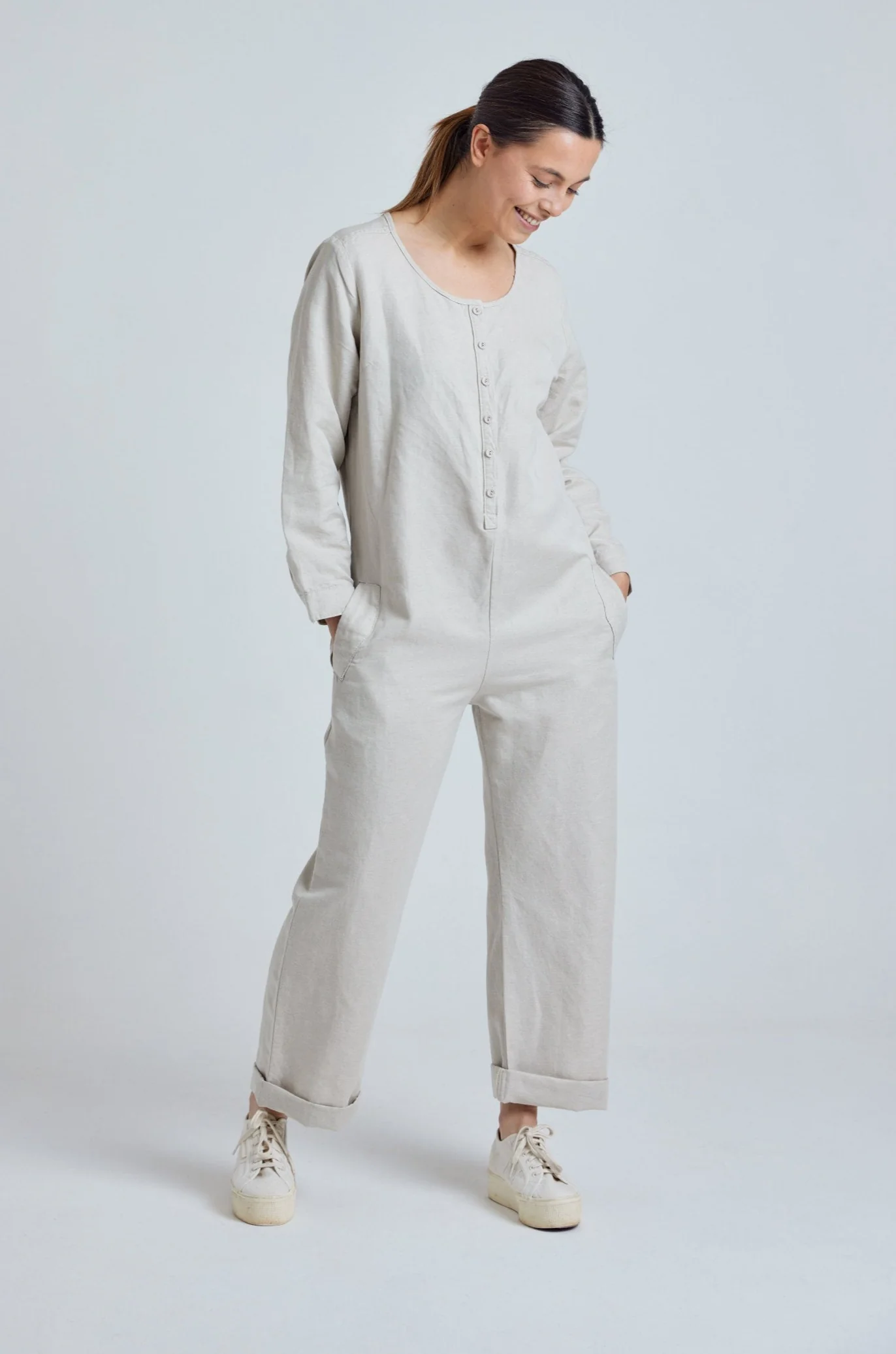 Flax-Loom-2022-photoshoot-Models24071_3000x.webp Leinen Jumpsuit Modell: Clara