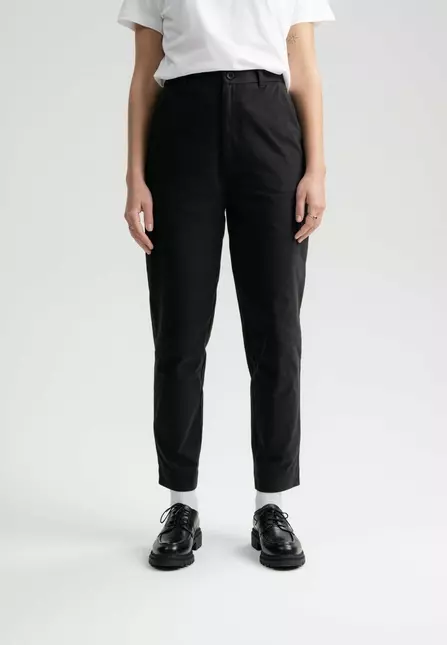 Janaki-High-waisted-pants-black-01 Hose Relaxed Fit Modell: Janaki GOTS