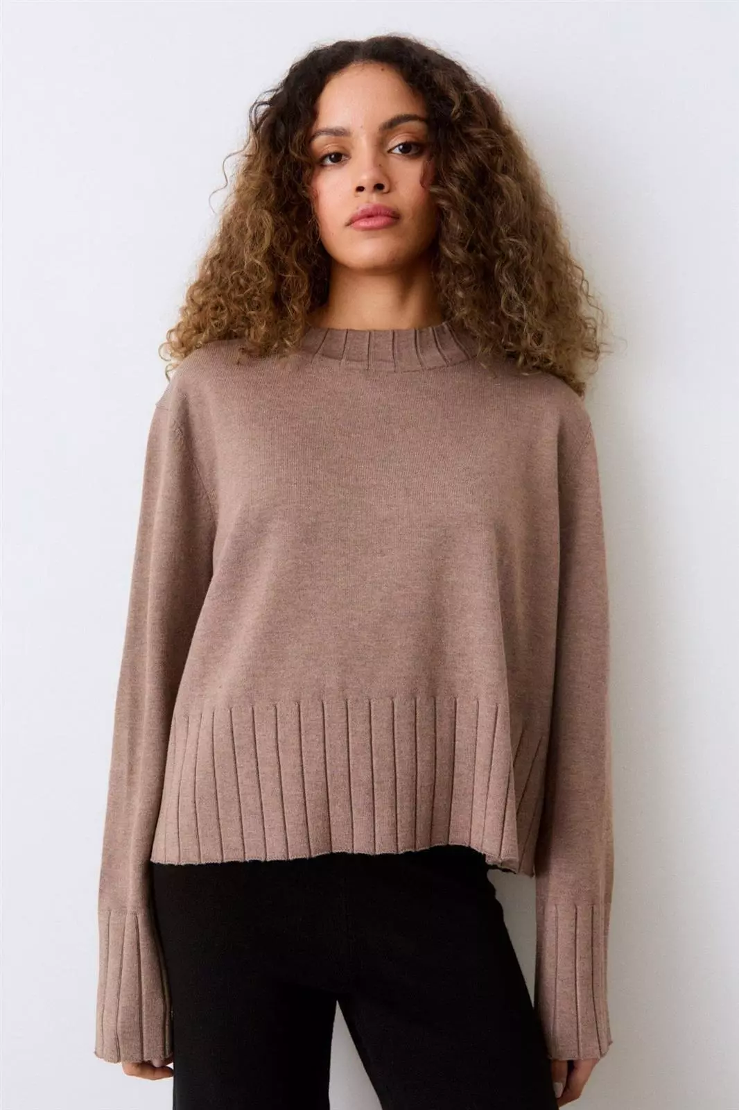 hay_sweater_brown_0033_74b3a17f-46c1-4dcd-a03a-ccf2f0a7e107_1800x1800.jpg Bambus-Sweater Modell: Hay