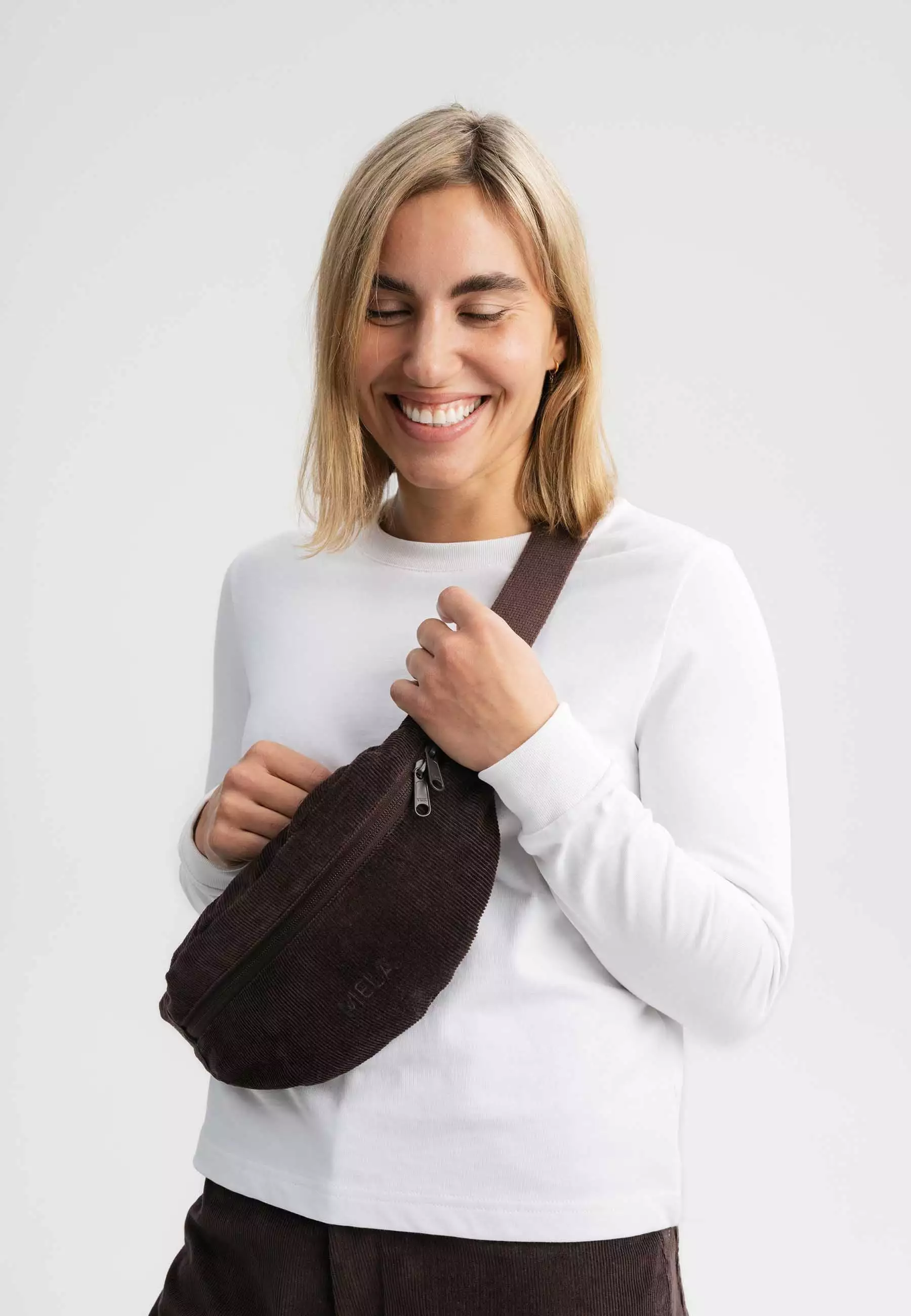 Bhavin-Corduroy-Hip-Bag-Women-walnut-01.jpg Cord Hip Bag Modell: Bhavin