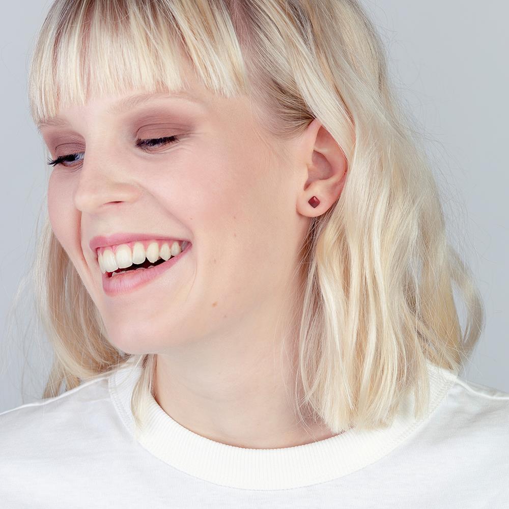 alexascha-mini-ohrstecker-am-model-kirschrot-2.jpg Geometrische Ohrstecker klein