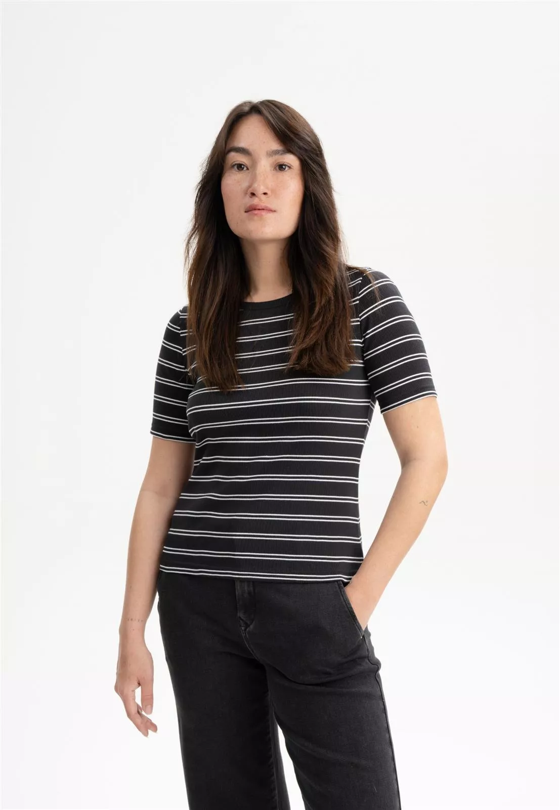 Geripptes T-Shirt Modell: Jasleen GOTS