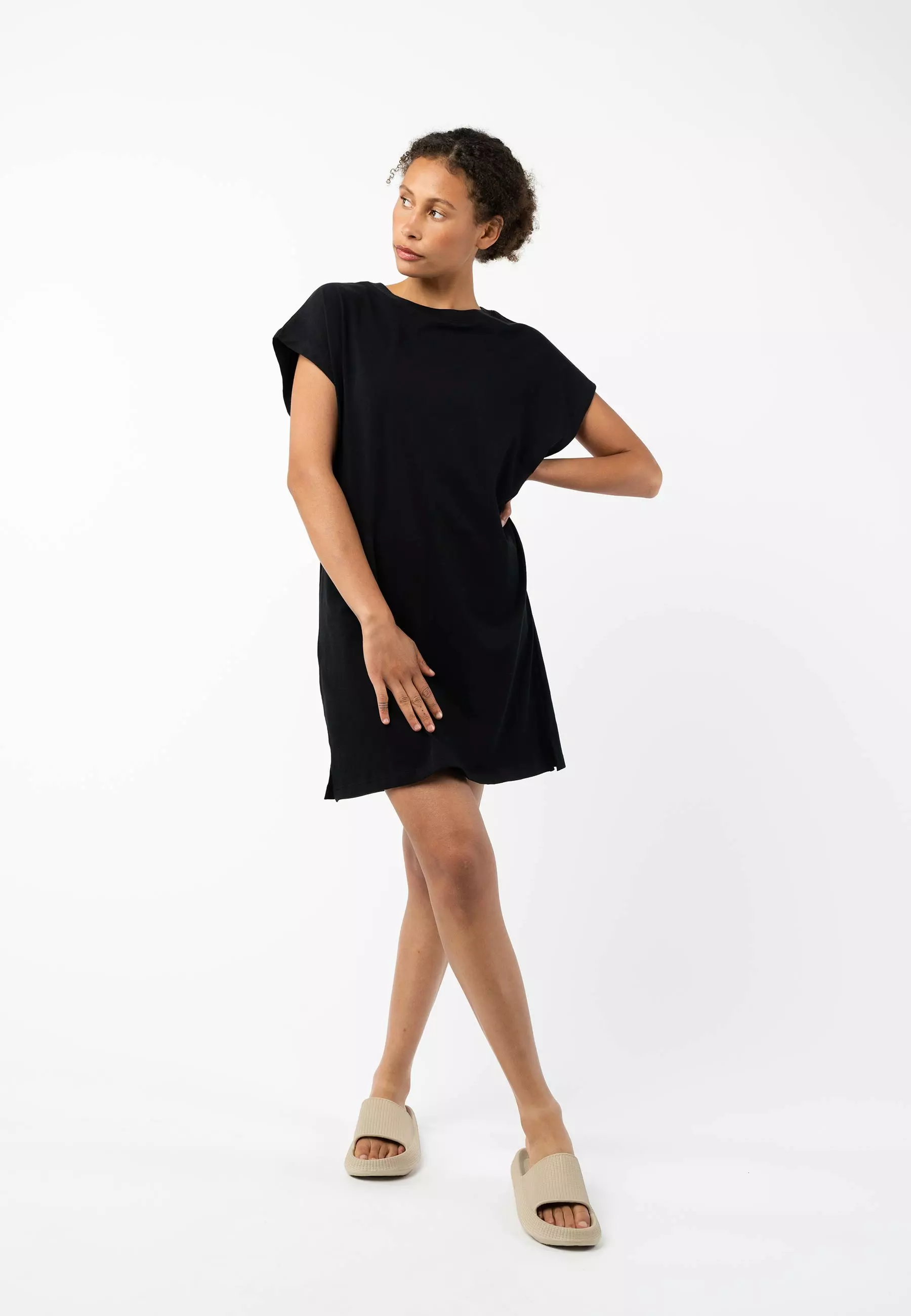 Sunea_T-Shirt-Dress_black_05.jpg T-Shirtkleid Modell: Sunea GOTS