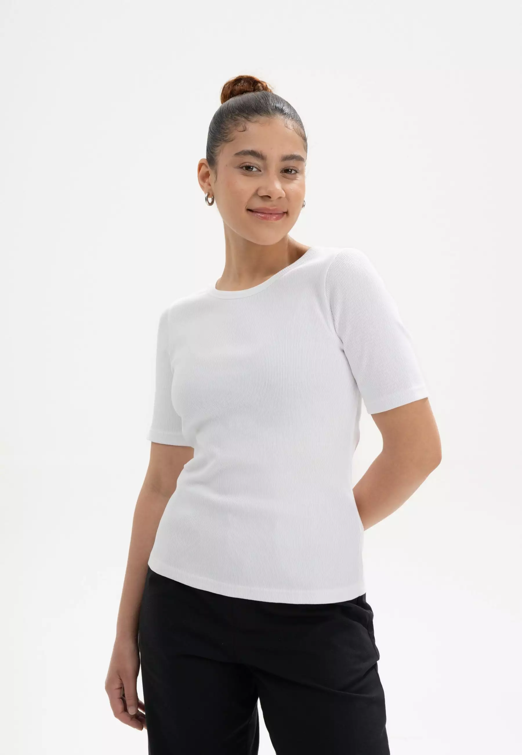 Geripptes T-Shirt Modell: Jasleen GOTS Geripptes T-Shirt Modell: Jasleen GOTS