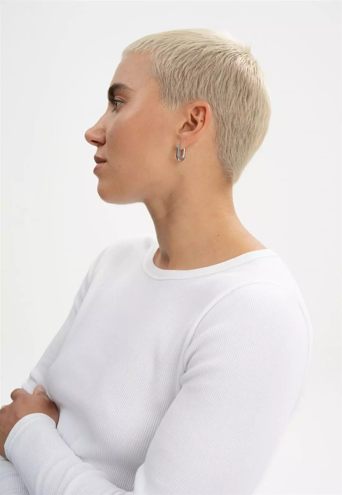 Mehar_Ribbed-Longsleeve_white_09.jpg Geripptes Longsleeve Modell: Mehar GOTS