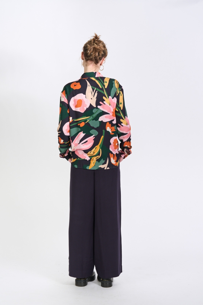 Ecovero Loose-Fit Bluse Modell: Simone