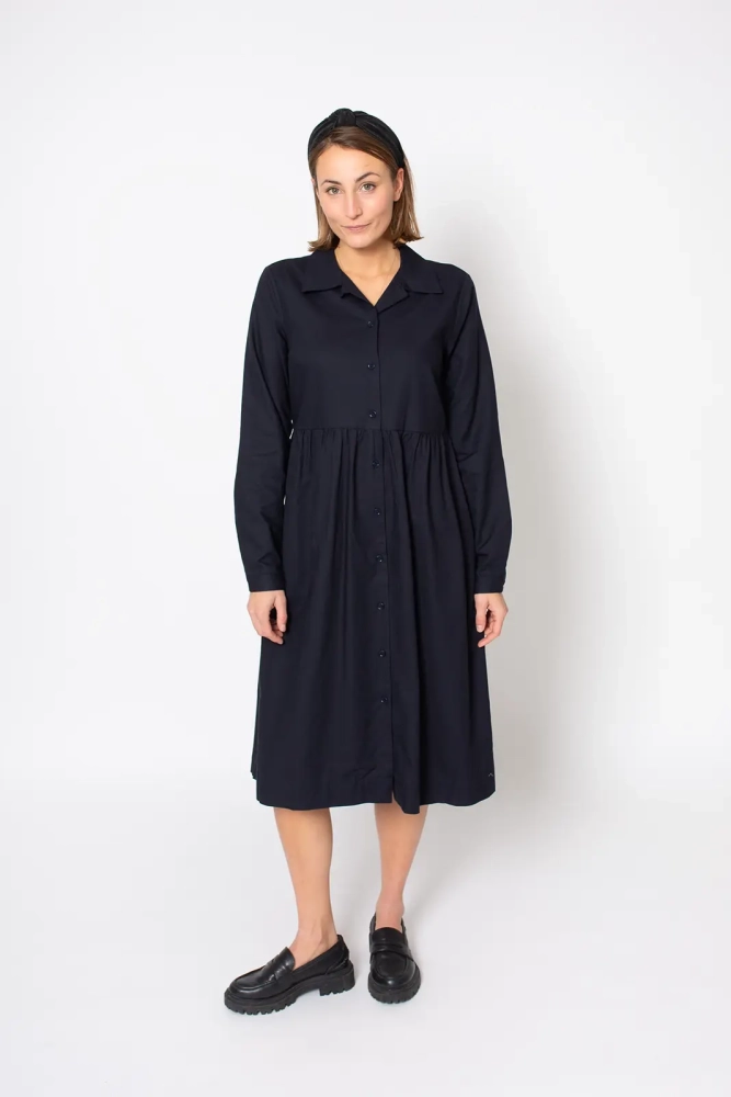 damen-kleid-alisca-navy-3_1000x1000.webp Ecovero Langarmkleid Modell: Alisca