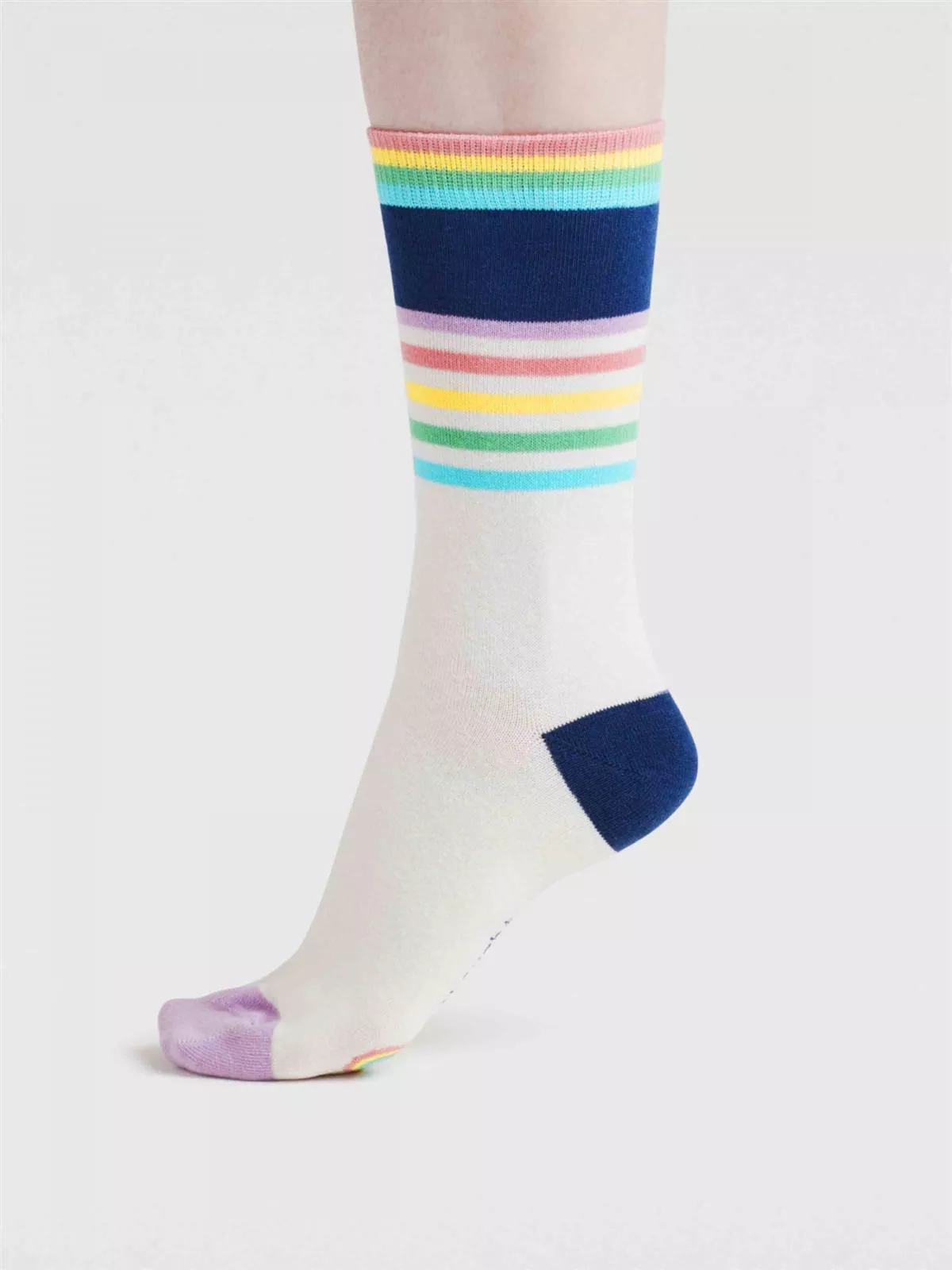 Socken Modell: Clara Regenbogen Streifen