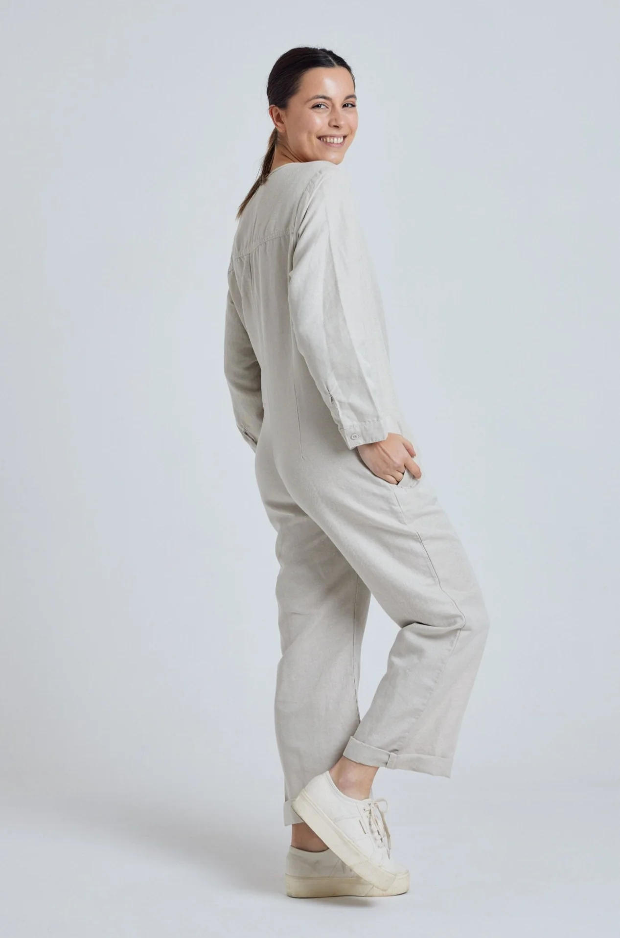 Flax-Loom-2022-photoshoot-Models24055_3000x.webp Leinen Jumpsuit Modell: Clara