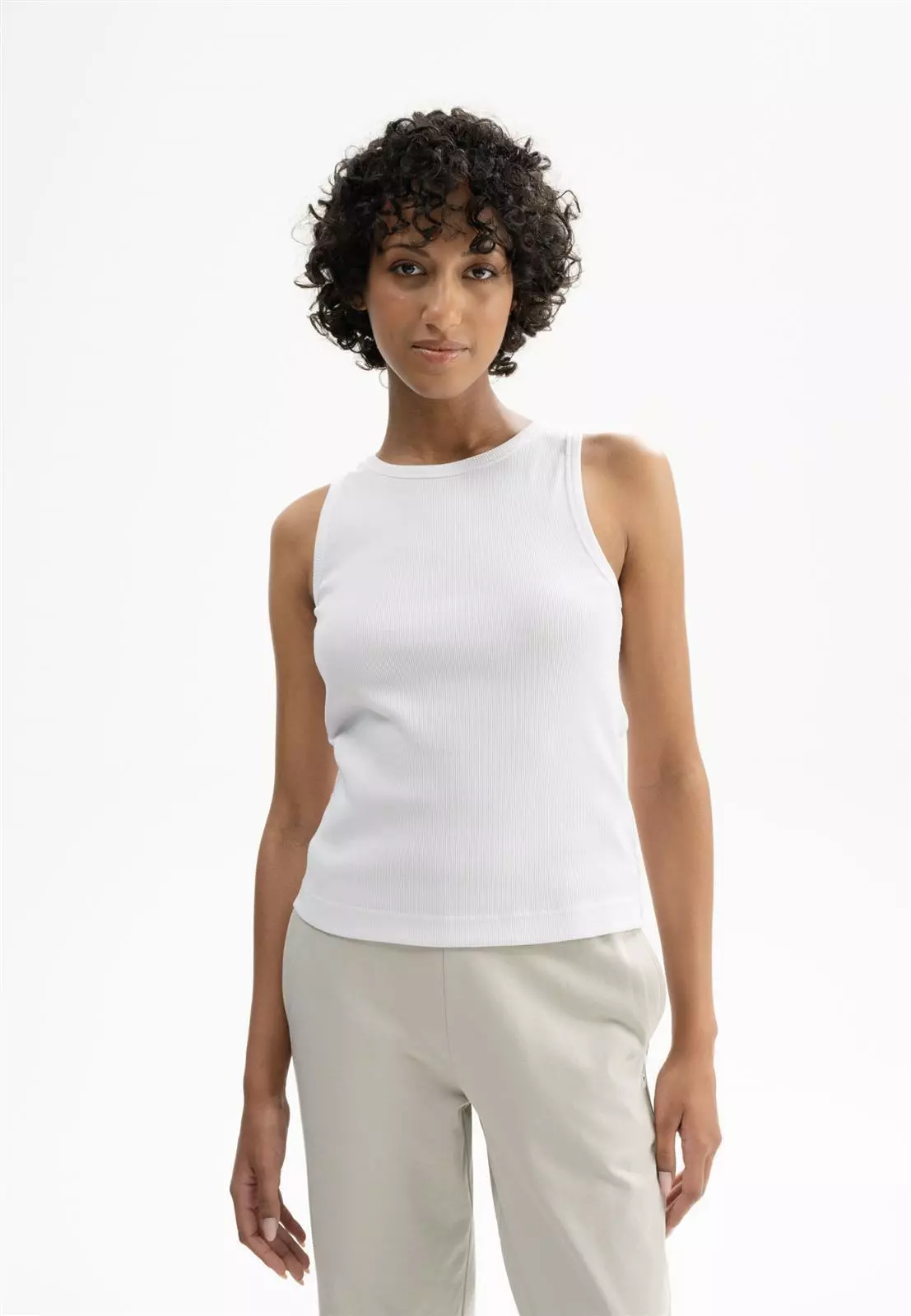 Drisna_Ribbed-Tanktop_white_01.jpg Geripptes Tanktop Modell: Drisna GOTS